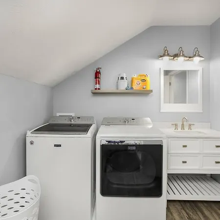 New Luxury Spacious & 10 Min Driving To Notre Dame!